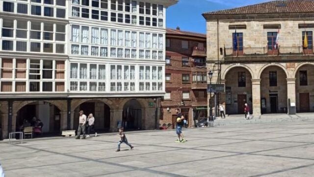 Varios niños juegan en el centro de Espinosa de los Monteros (Burgos)
