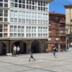 Varios niños juegan en el centro de Espinosa de los Monteros (Burgos)