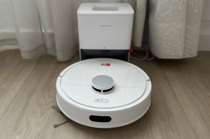 El Roborock Q7 L5+ en su base de carga y autovaciado tras una limpieza