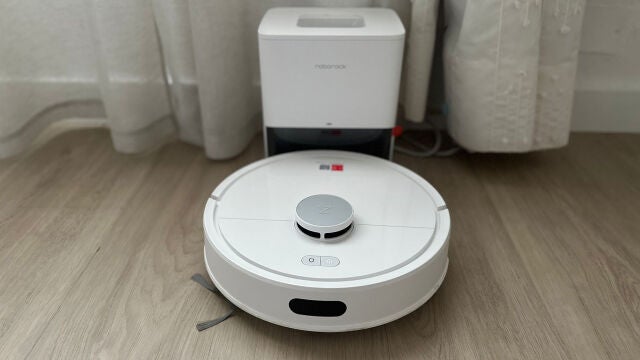 El Roborock Q7 L5+ en su base de carga y autovaciado tras una limpieza