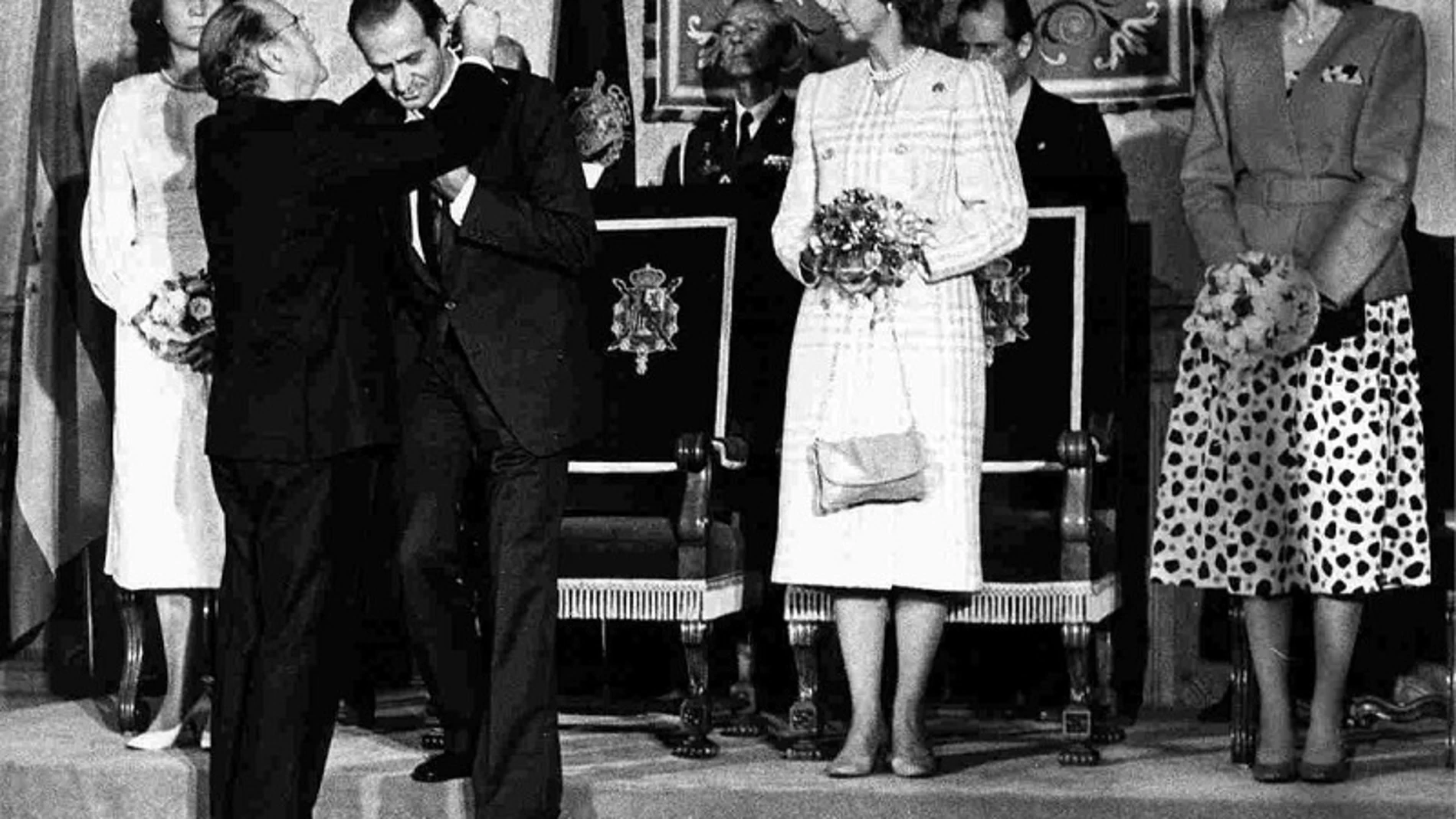 Juan Carlos I recibiendo la medalla de Galicia en 1985.