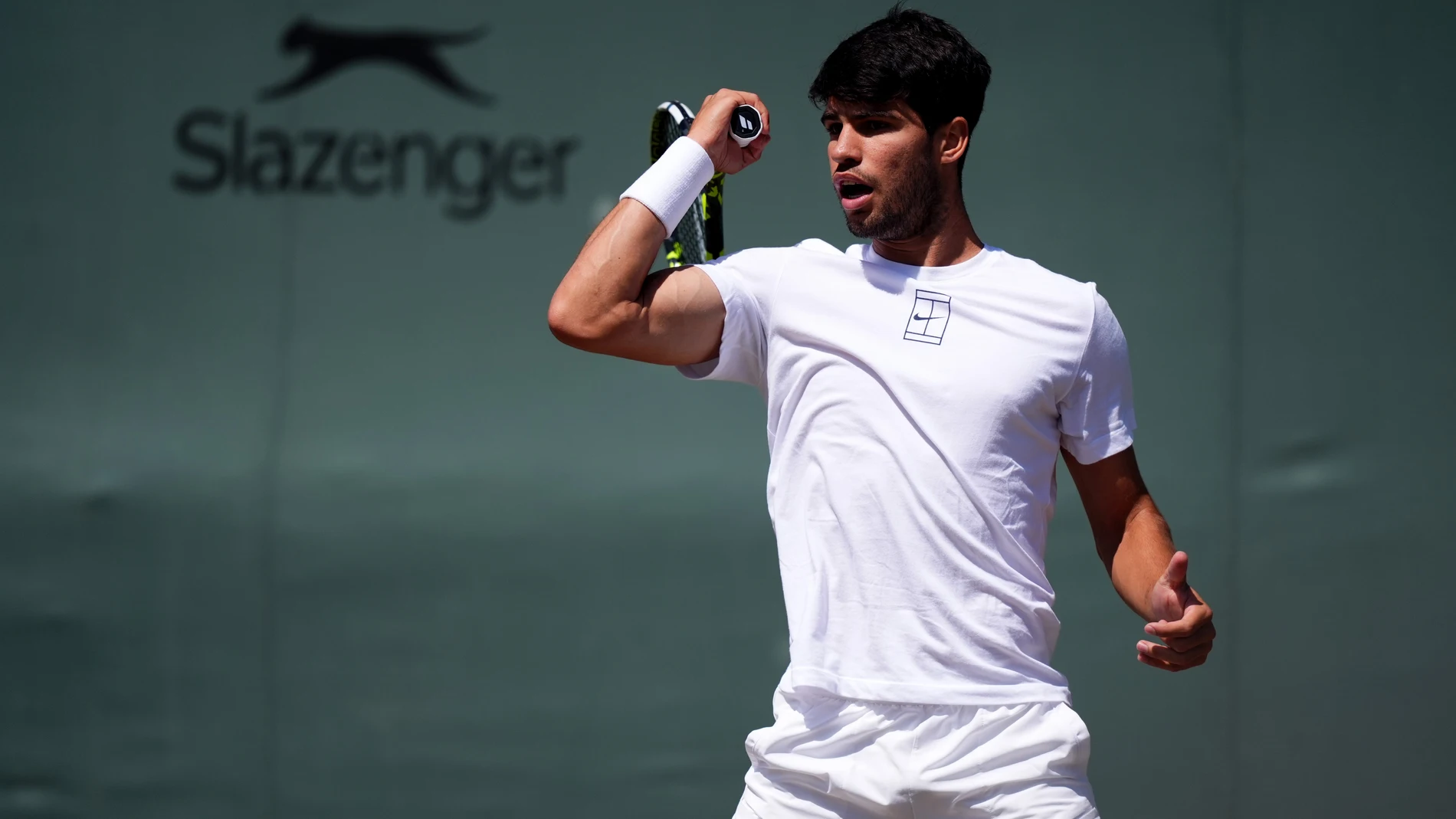 08 July 2025, United Kingdom, London: Spanish tennis player Carlos Alcaraz participates in a practice session on day nine of the 2025 Wimbledon Championships at the All England Lawn Tennis and Croquet Club, London. Photo: Mike Egerton/PA Wire/dpa 08/07/2025 ONLY FOR USE IN SPAIN