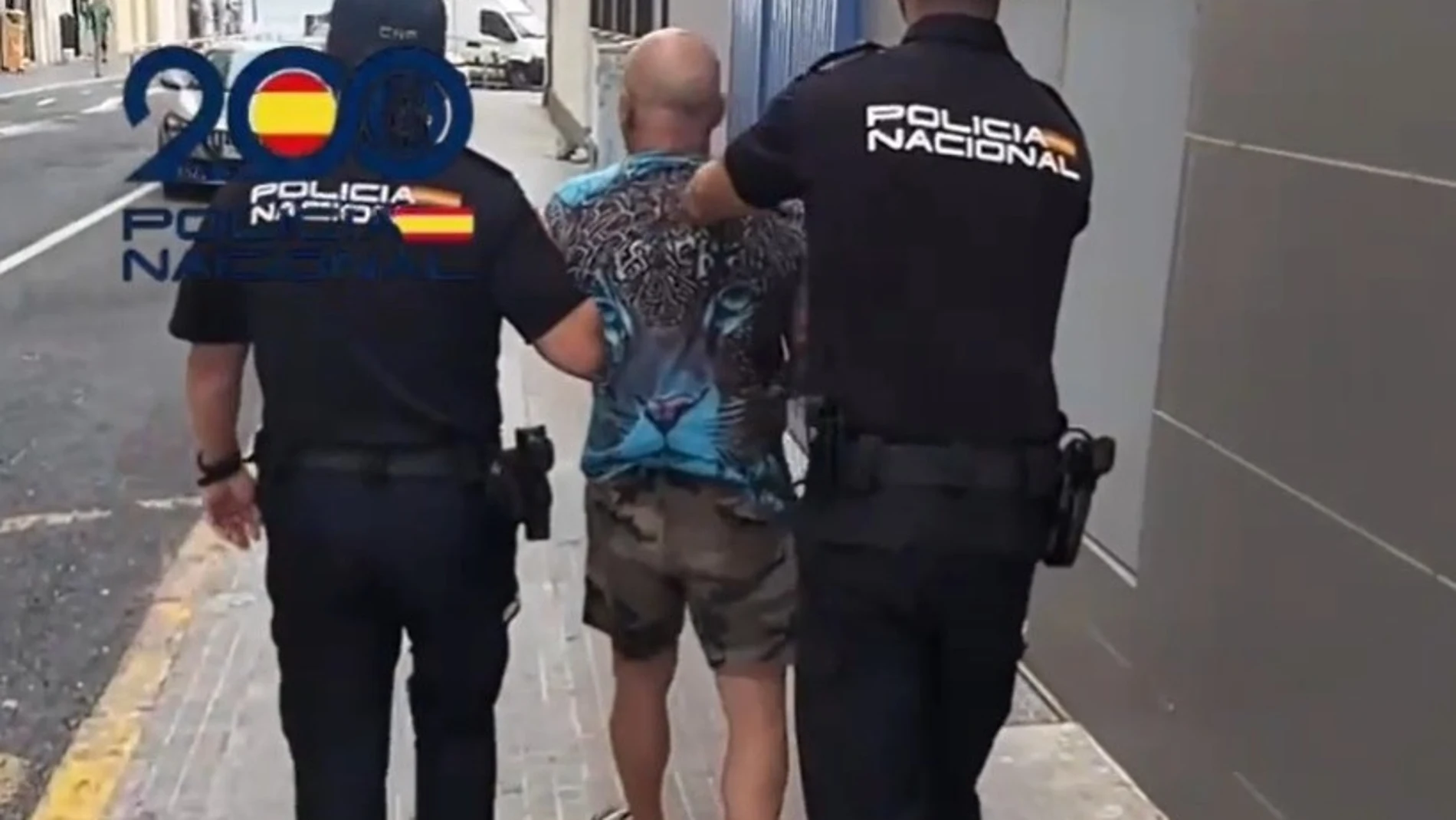 Agentes de la Policía Nacional con uno de los detenidos por los altercados en la huelga del metal.REMITIDA / HANDOUT por POLICÍA NACIONALFotografía remitida a medios de comunicación exclusivamente para ilustrar la noticia a la que hace referencia la imagen, y citando la procedencia de la imagen en la firma08/07/2025