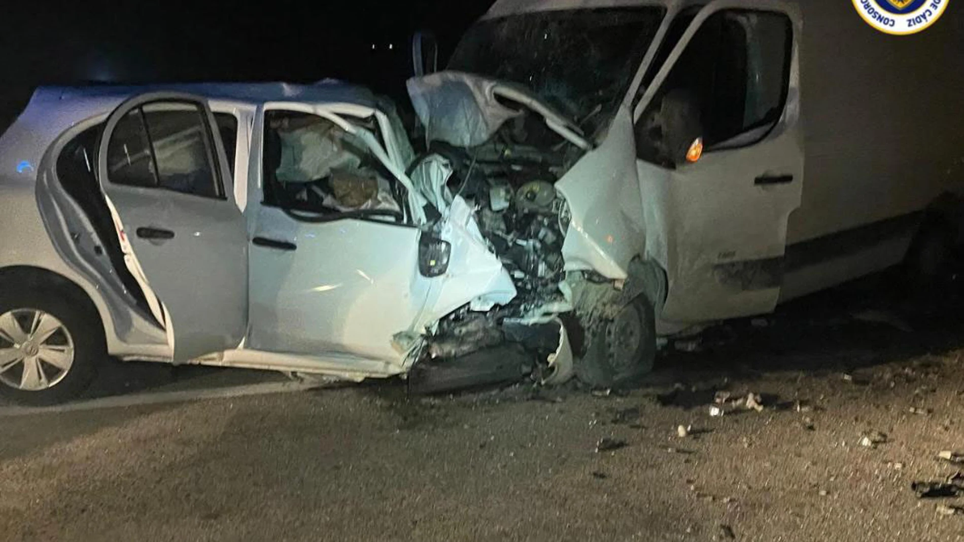 CA01. ARCOS DE LA FRONTERA (CÁDIZ), 08/07/2025.- Tres personas han fallecido y una ha resultado herida grave este martes en un accidente de tráfico registrado al chocar frontalmente dos vehículos en la carretera A-384, en Arcos de la Frontera (Cádiz), han señalado fuentes municipales y de la Guardia Civil. EFE/Consorcio Bomberos de la provincia de Cádiz//SOLO USO EDITORIAL/SOLO DISPONIBLE PARA ILUSTRAR LA NOTICIA QUE ACOMPAÑA (CRÉDITO OBLIGATORIO)//