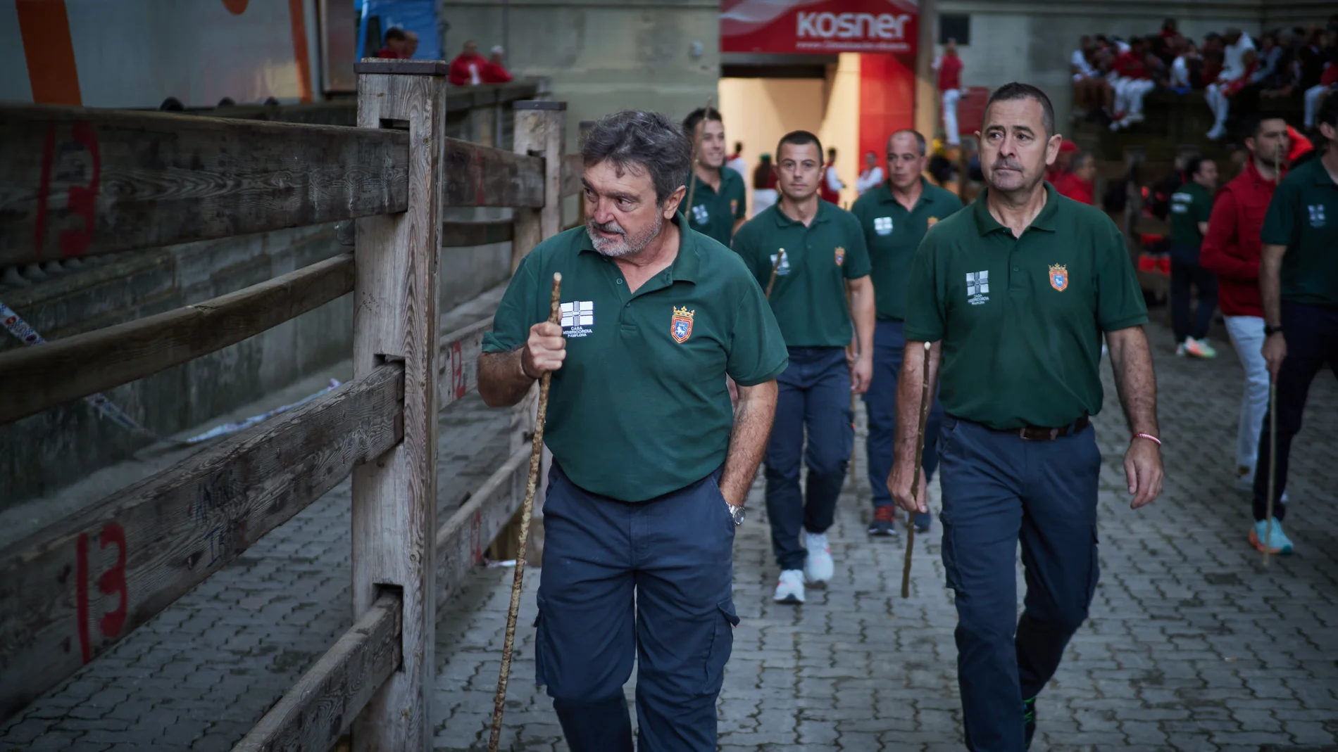 Pastores del encierro yendo a sus posiciones antes del segundo encierro de las Fiestas de San Fermín 2025, a 8 de julio de 2025, en Pamplona, Navarra (España). El segundo encierro de las Fiestas de San Fermín 2025 ha estado protagonizado por los toros de Cebada Gago, una ganadería de raíces gaditanas y de las más reconocidas y esèradas por los aficionados por su historia y por el carácter bravo de sus toros. Eduardo Sanz / Europa Press 08/07/2025