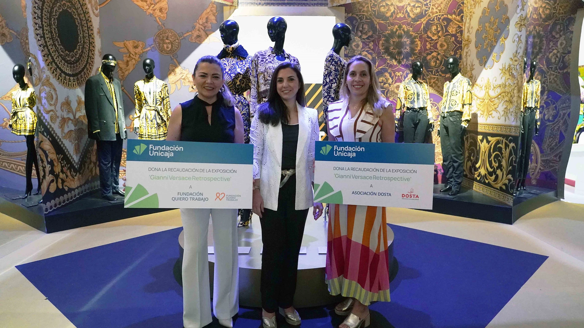 La directora de División de Actividades, Comunicación e Imagen de la Fundación Unicaja, Cristina Rico, ha entregado el donativo a la directora de oficina de la Fundación Quiero Trabajo y a la presidenta de la Asociación Dosta con Alma Gitana