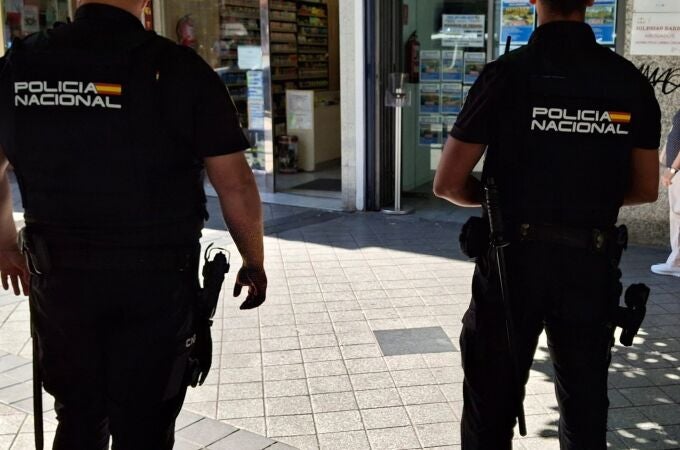 Imagen de archivo de dos agentes de la Policía Nacional