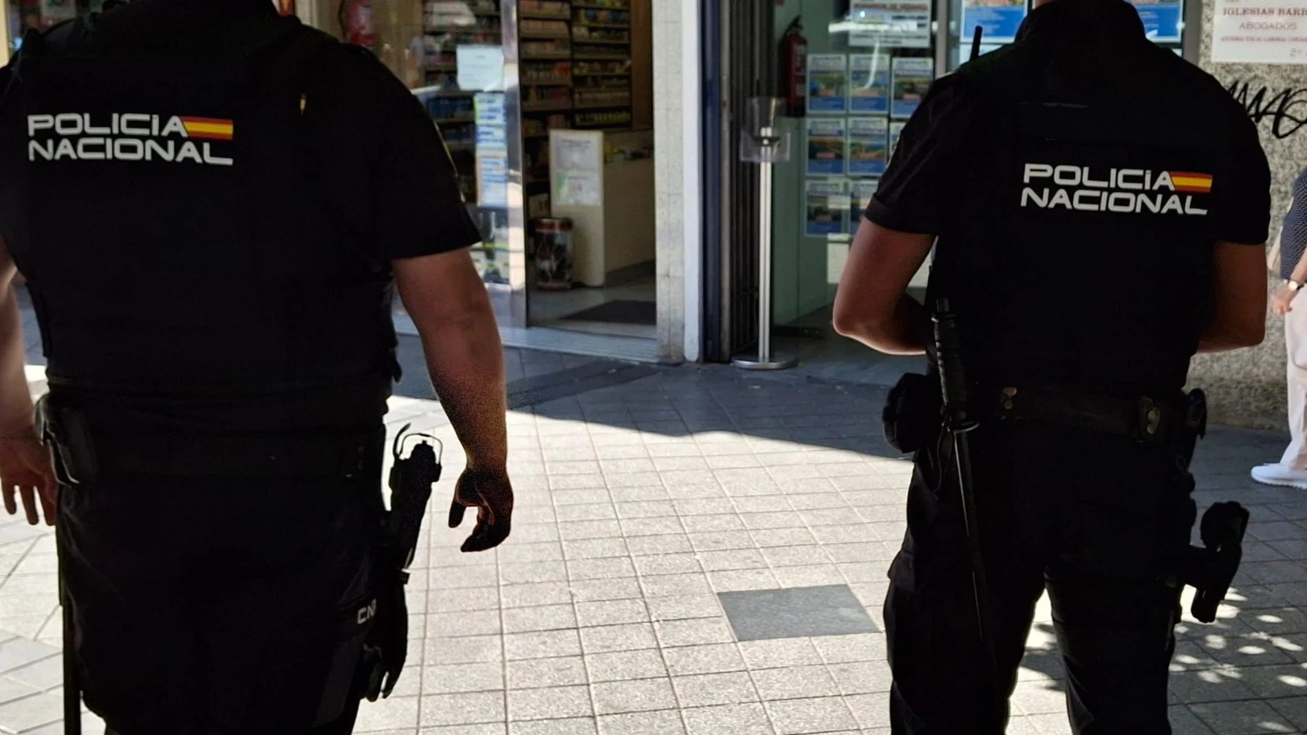 Imagen de archivo de dos agentes de la Policía Nacional REMITIDA / HANDOUT por POLICÍA NACIONALFotografía remitida a medios de comunicación exclusivamente para ilustrar la noticia a la que hace referencia la imagen, y citando la procedencia de la imagen en la firma08/07/2025
