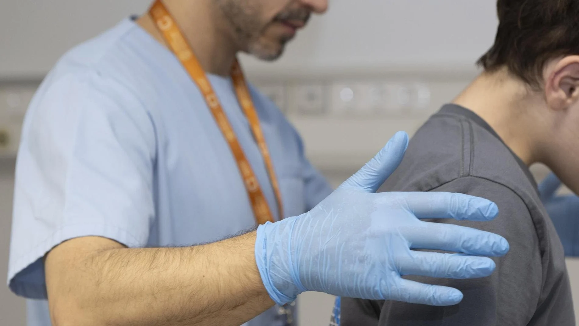 Un fisioterapeuta trabaja con un menor con problemas de salud mental