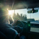 Imagen de archivo de un hombre al volante