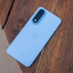 La parte trasera del nuevo OnePlus Nord 5 en su acabado 'Dry Ice'