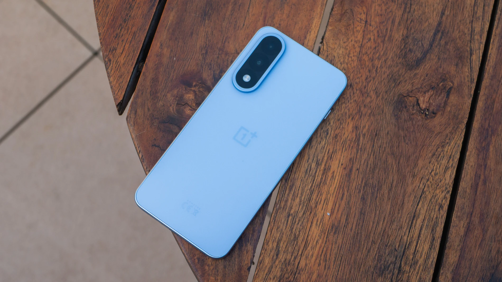 La parte trasera del nuevo OnePlus Nord 5 en su acabado 'Dry Ice'