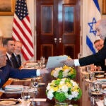 Benjamin Netanyahu pasa una carpeta a Donald Trump en una reunión en la Casa Blanca el 7 de julio