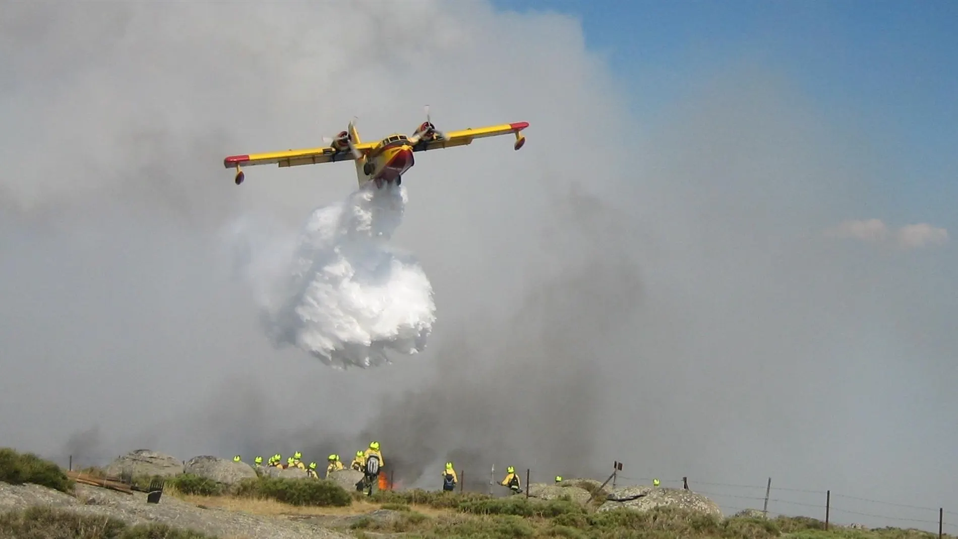 Incendios.- Extremadura envía dos aviones anfibios para ayudar a la extinción de un incendio en Alandroal (Portugal)