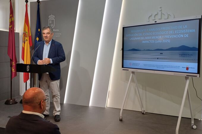 El consejero Juan María Vázquez durante la rueda de prensa de presentación del estudio del seguimiento y análisis del Mar Menor