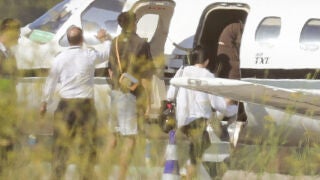 Aitana y Plex cogiendo un jet privado 