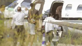 Aitana y Plex cogiendo un jet privado