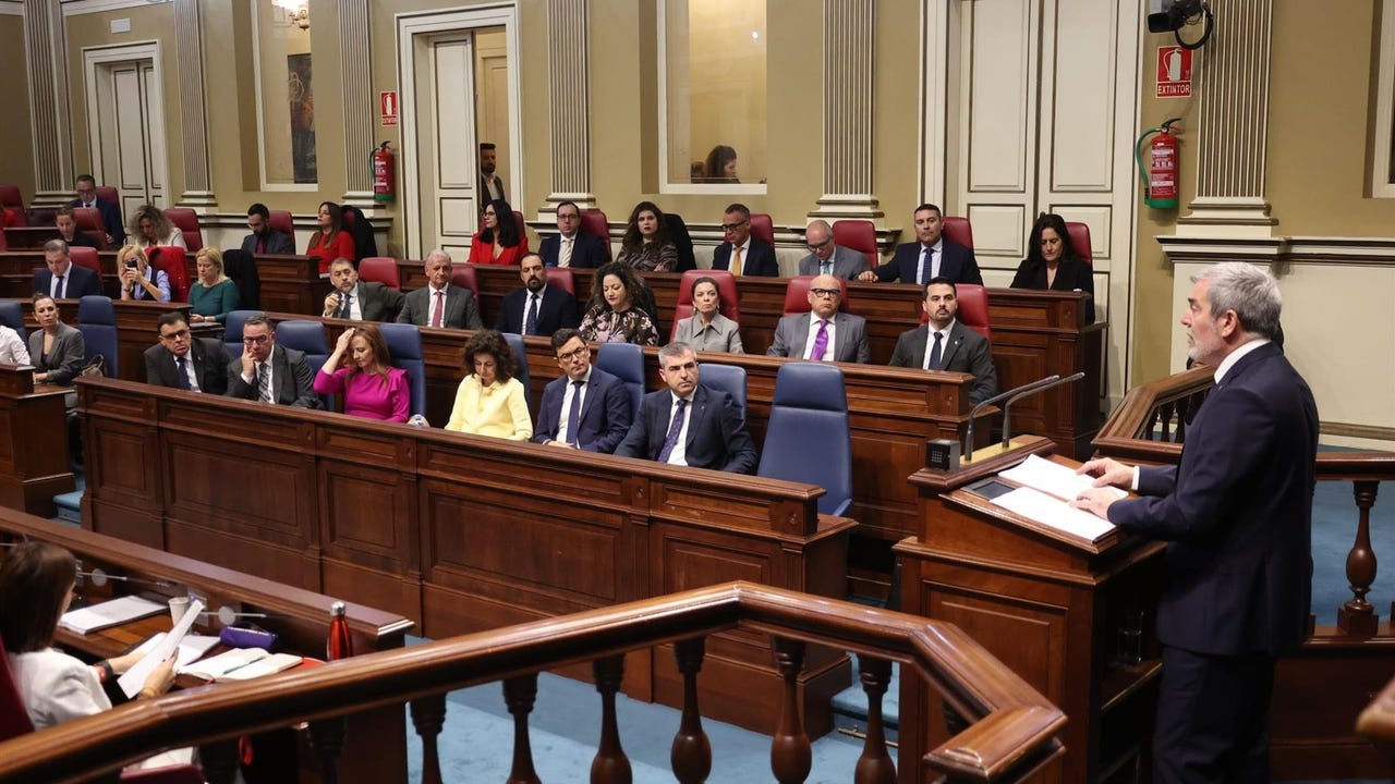 Clavijo, confiado en que Canarias pueda limitar la compra de viviendas por parte de extranjeros