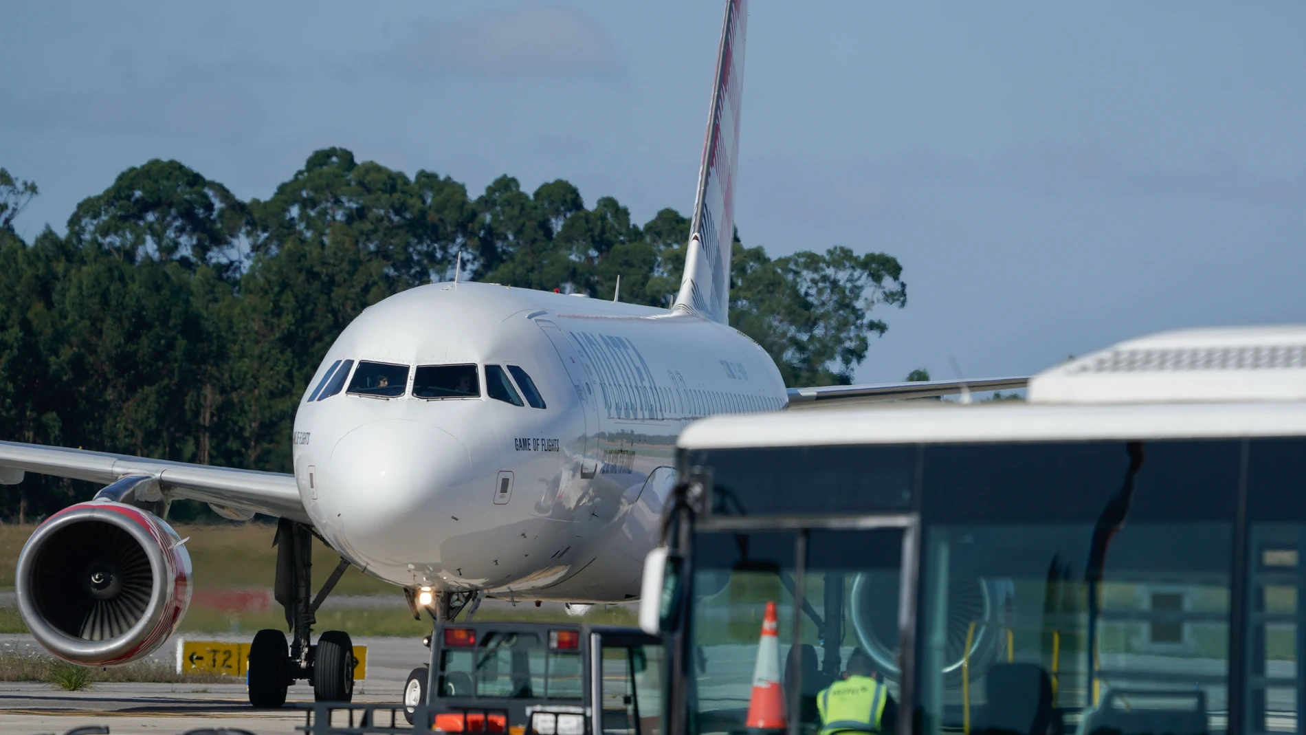 Vista de la llegada de un avión de Volotea este martes, al aeropuerto de Santiago del Monte (Asturias). Las autoridades italianas barajan el suicidio como posible causa de la muerte de un hombre en el aeropuerto de Milán Bérgamo - Orio al Serio (norte de Italia) este martes, succionado por el motor de un avión de la aerolínea española Volotea, según medios locales. EFE/ Paco Paredes
