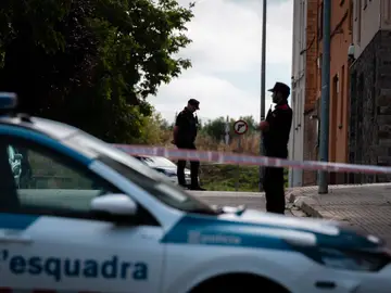 Mata a su hermano en Calldetenes y muere abatido tras atrincherarse y herir a 5 mossos FOTODELDÍA GRAFCAT214. CALLDETENES (BARCELONA) (ESPAÑA), 08/07/2025.- Agentes de los Mossos d'Esquadra realizan su trabajo en el lugar de los hechos donde un hombre ha matado con un arma de fuego a su hermano en su casa de Calldetenes (Barcelona), donde se ha atrincherado mientras mantenía retenida a su madre y finalmente ha muerto abatido por los Mossos d'Esquadra, tras herir a cinco agentes al abrir fuego contra ellos. EFE/ David Borrat