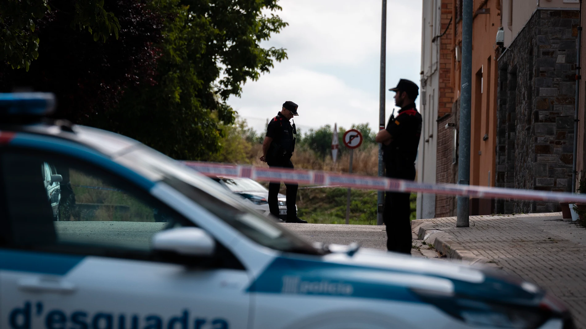 FOTODELDÍA GRAFCAT214. CALLDETENES (BARCELONA) (ESPAÑA), 08/07/2025.- Agentes de los Mossos d'Esquadra realizan su trabajo en el lugar de los hechos donde un hombre ha matado con un arma de fuego a su hermano en su casa de Calldetenes (Barcelona), donde se ha atrincherado mientras mantenía retenida a su madre y finalmente ha muerto abatido por los Mossos d'Esquadra, tras herir a cinco agentes al abrir fuego contra ellos. EFE/ David Borrat