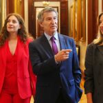 Feijóo, con Ester Muñoz y Alicia García.