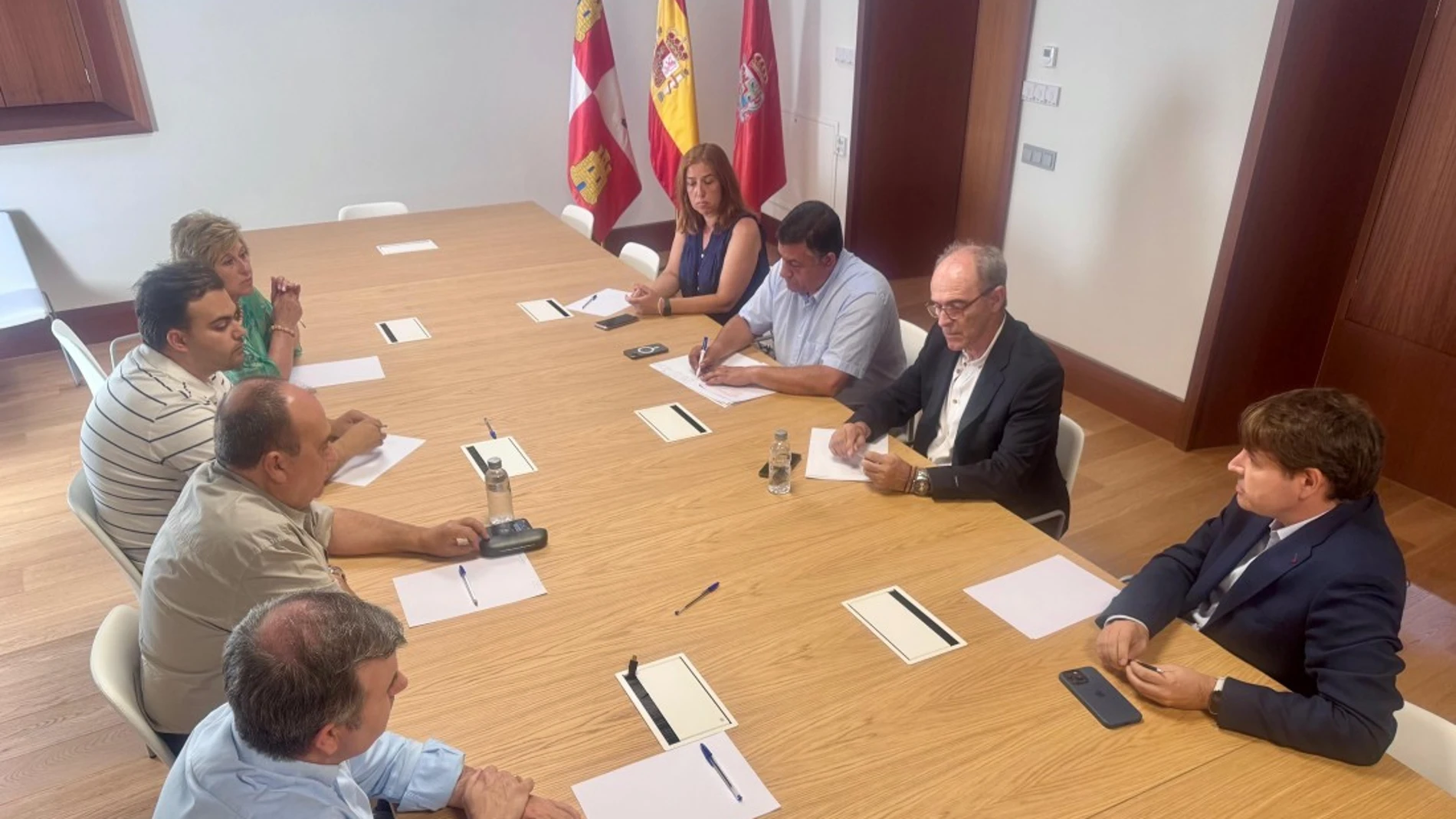 El presidente de la Diputación de Ávila, Carlos García, se reúne con los alcaldes para analizar la situación del transporte