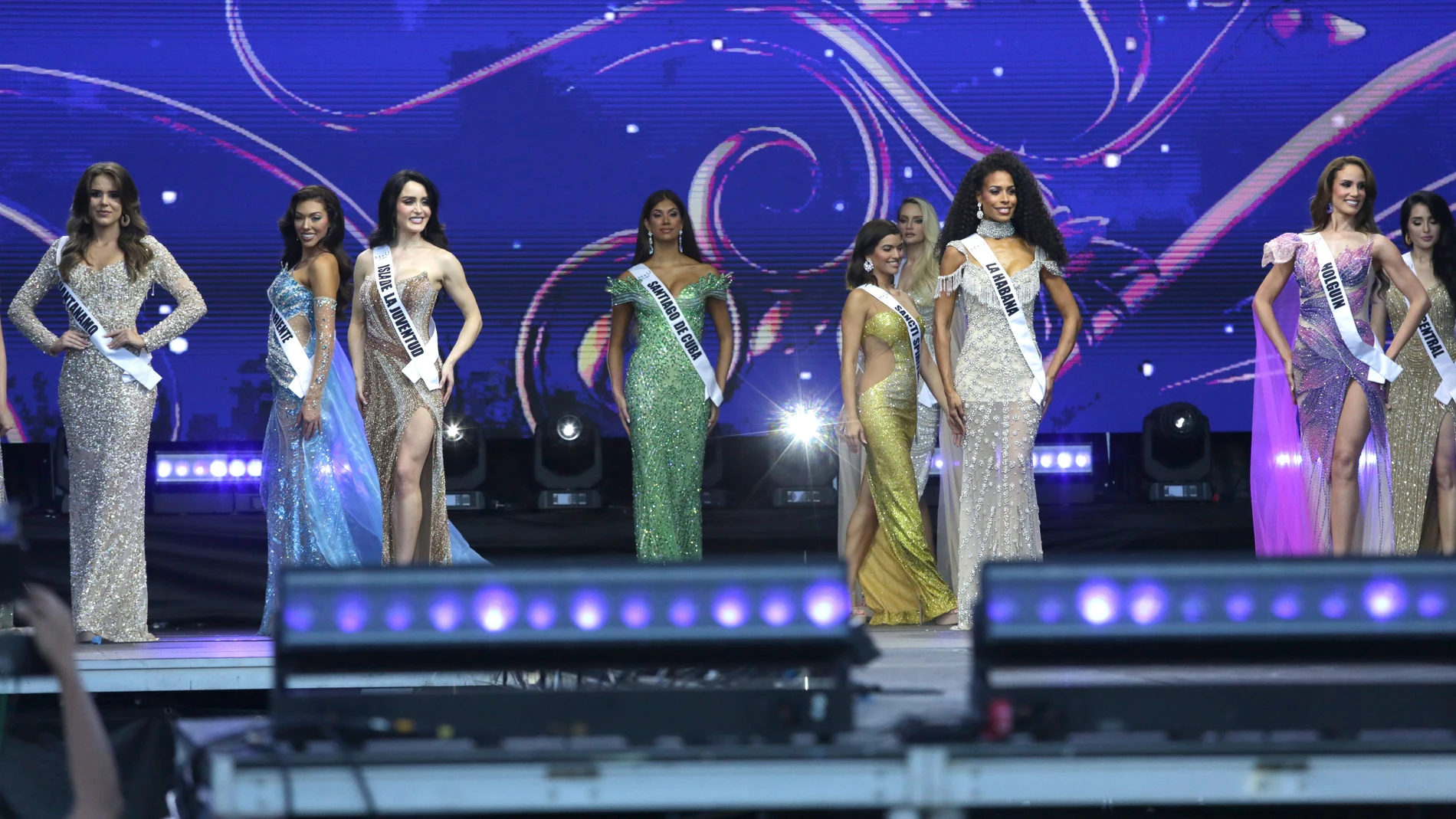 HIALEAH (FL, EEUU), 09/07/2025.- Las candidatas a Miss Universe Cuba 2025 desfilan durante la gala de coronación celebrada la noche del martes en el Milander Park de Hialeah, una ciudad limítrofe con Miami y hogar de una de las diásporas cubanas más importantes del mundo. Lina Luaces, la sobrina de Emilio y Gloria Estefan e hija de la conductora de televisión Lily Estefan, fue escogida este martes en Miami como la nueva Miss Universe Cuba 2025 para representar a la isla en el certamen Miss Un...