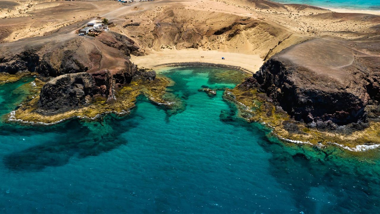 La isla española que recomienda la prensa internacional para visitar en octubre: clima de 28 grados y playas vírgenes