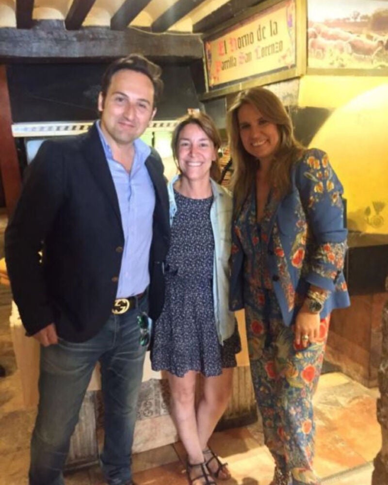 Iker Jiménez y Carmen Porter junto a Nuria, del restaurante