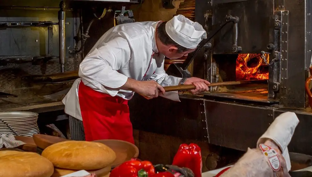 El lechazo le preparan en horno de leña, despacio, sin prisas y, sobre todo, con respeto a este producto tan vallisoletano, y que se puede pedir entero o en chuletillas.
