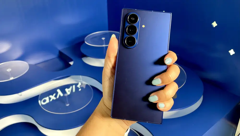 El Galaxy Z Flip7 en su parte trasera, liderada por un módulo de triple cámara