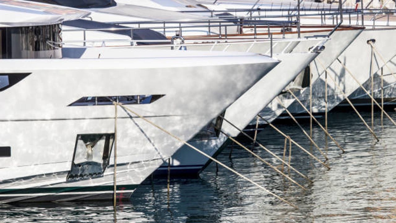 Polémica por una macrofiesta en un yate de grandes dimensiones en el puerto de Ibiza