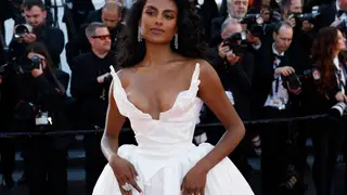 Simone Ashley se suma al elenco de 'The Devil Wears Prada 2', según Deadline EPA645. BOGOTÁ (COLOMBIA), 08/07/2025.- Fotografía de archivo fechada el 23 de mayo de 2025 de Simone Ashley, posando en el 78.º Festival de Cine de Cannes, en Cannes (Francia). La estrella de 'Bridgerton' formará parte del elenco estelar de la segunda parte de la película 'The Devil Wears Prada' ('El diablo viste de Prada), que contará con el regreso de Meryl Streep, Anne Hathaway y Emily Blunt, informó este martes Deadline. EFE/EPA/ Guillaume Horcajuelo ARCHIVO