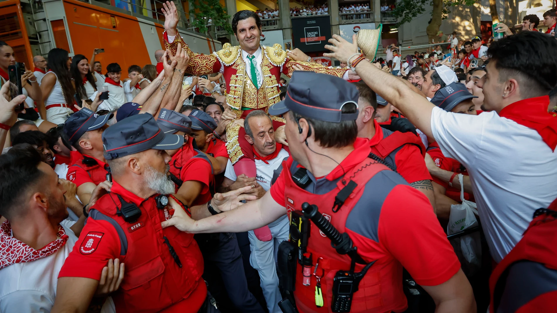 GRAFCAV0108. PAMPLONA, 09/07/2025.- El torero Morante de la Puebla sale a hombros de la monumental de Pamplona en la quinta de abono de la Feria de Toro de los Sanfermines 2025 con toros de la ganadería gaditana de Alvaro Núñez en la que ha compartido cartel con Andrés Roca Rey y Tomás Rufo. EFE/Jesús Diges