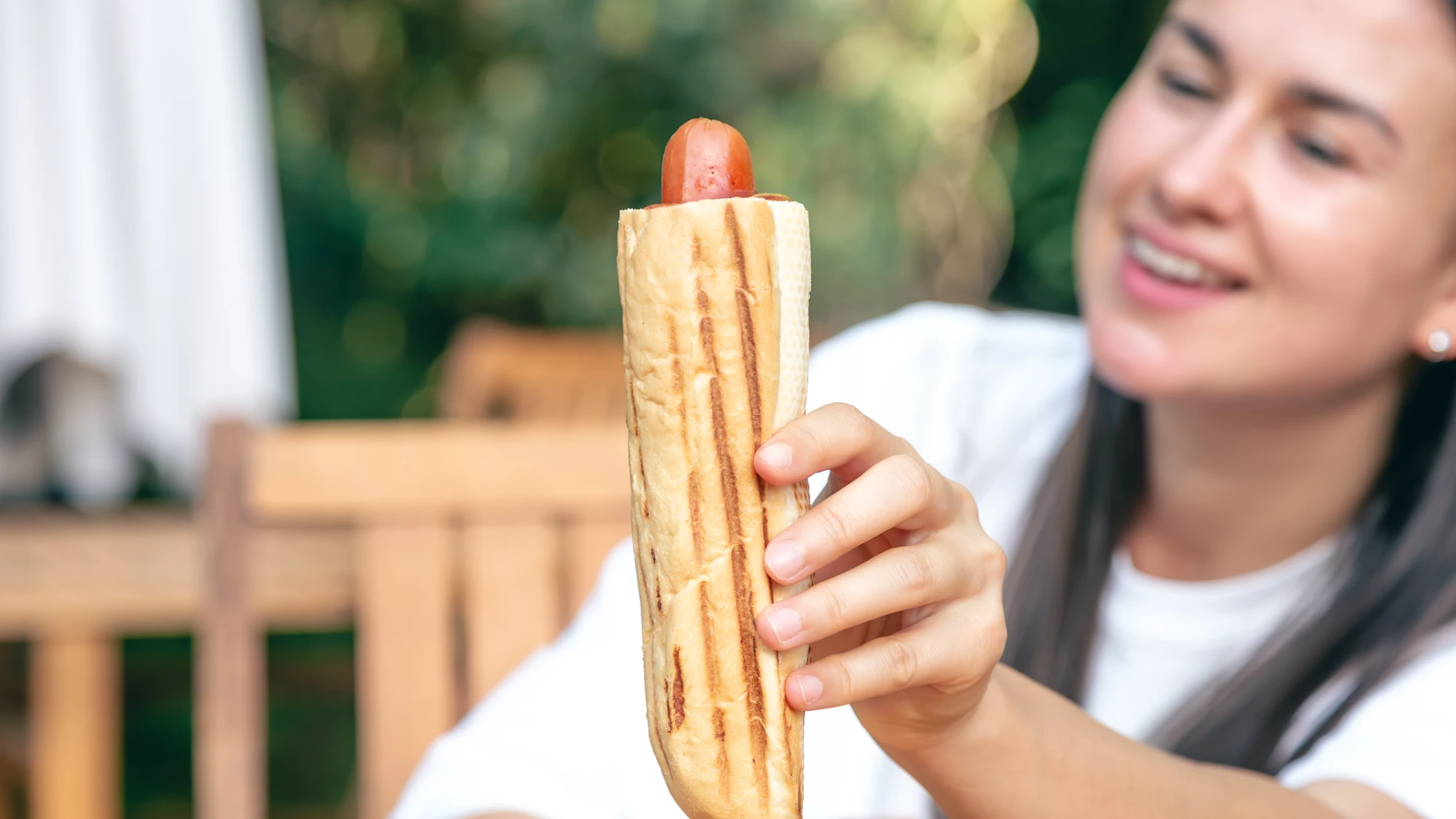 salchicha perrito caliente ultraprocesado mujer comer