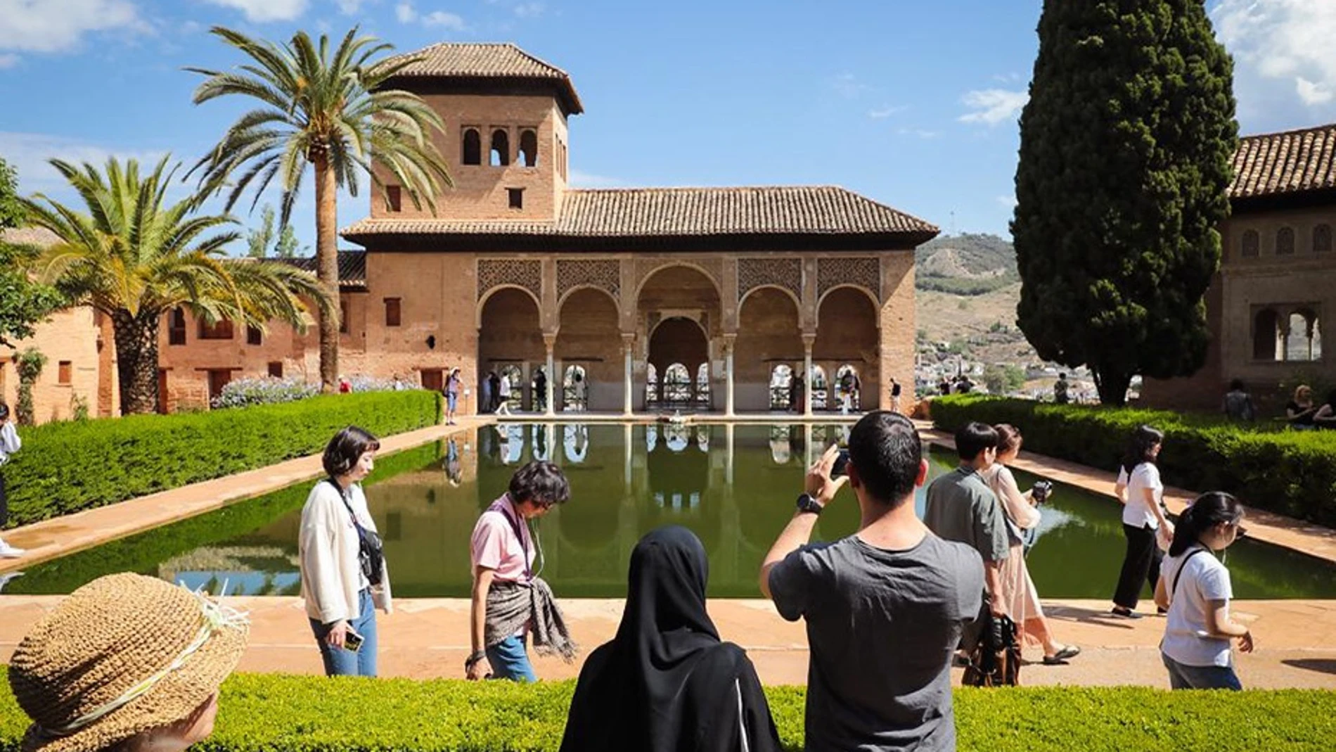 Un grupo de turistas visita la Alhambra de Granada. REMITIDA / HANDOUT por Junta de Andalucía Fotografía remitida a medios de comunicación exclusivamente para ilustrar la noticia a la que hace referencia la imagen, y citando la procedencia de la imagen en la firma 09/07/2025