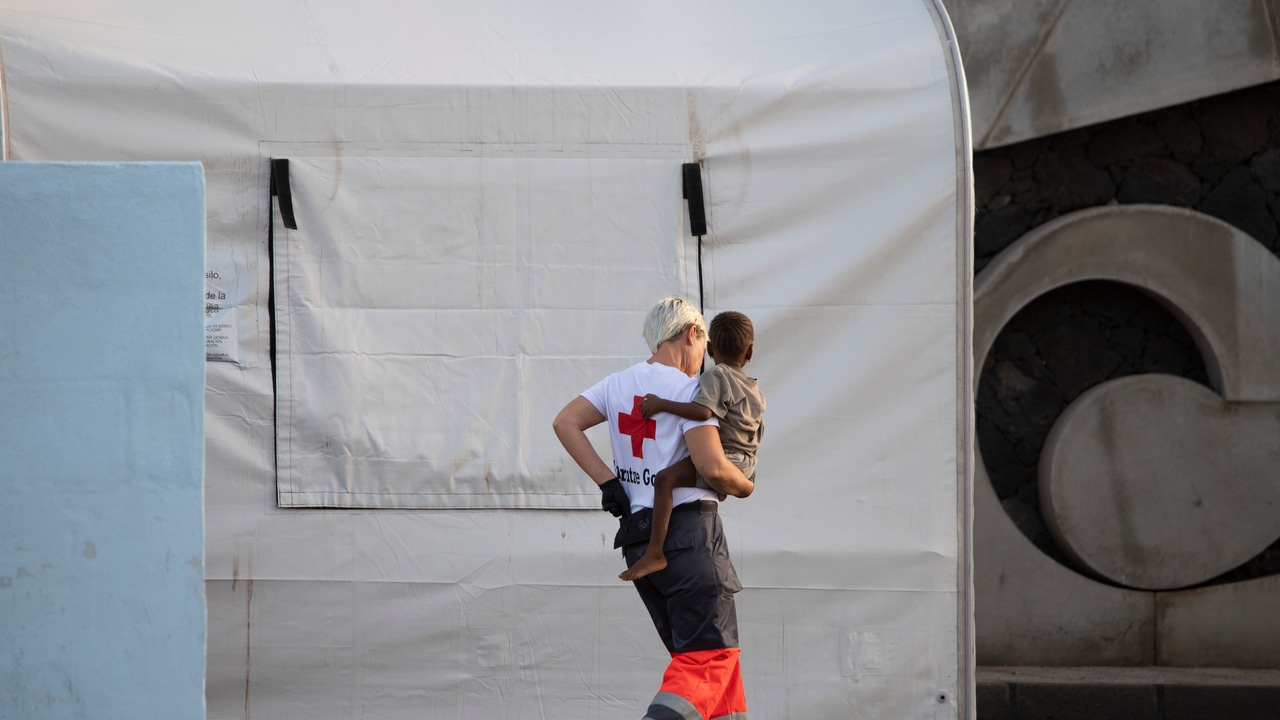 Canarias exige un plan de choque al Estado para acelerar la derivación de menores migrantes