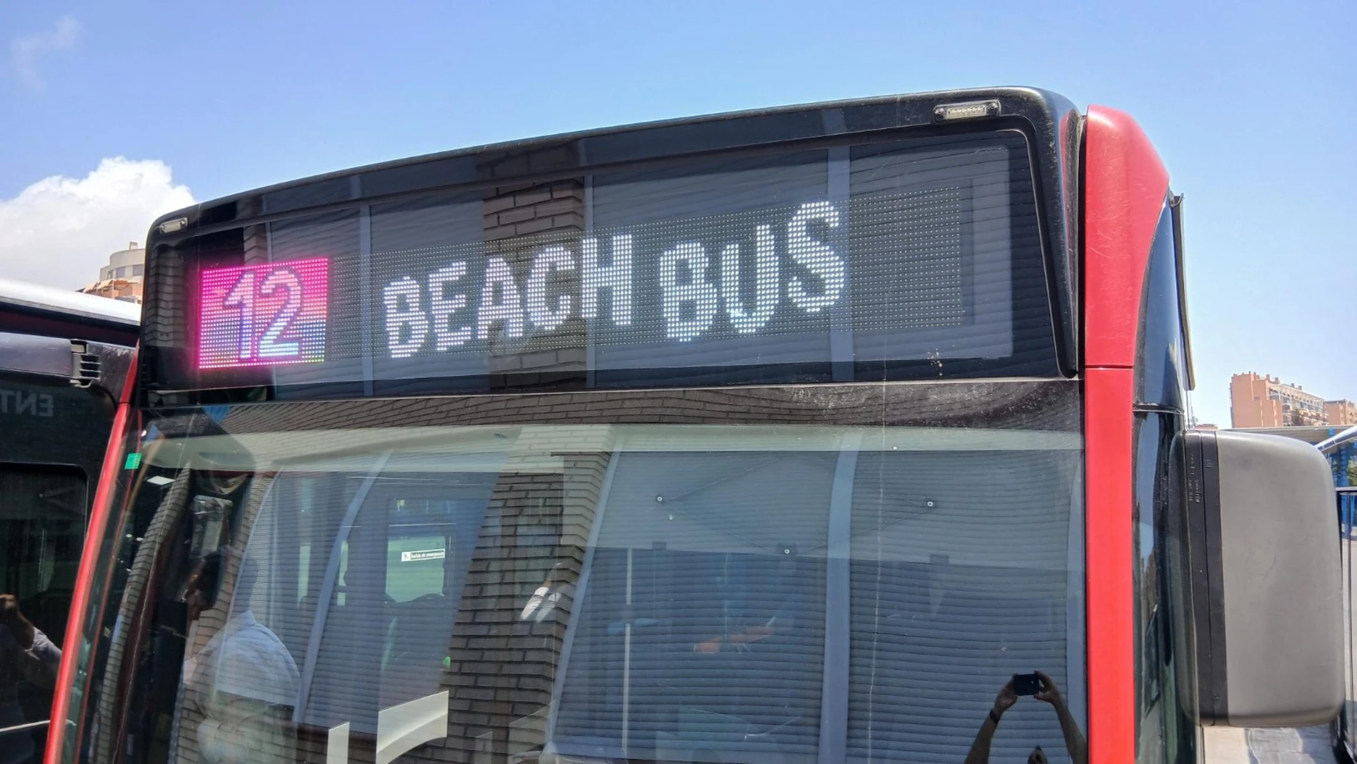 Uno de los autobuses de línea con el distintivo "Beach Bus"