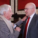 El alcalde de Valladolid, Jesús Julio Carnero, recibe al ilustrador Jesús Redondo 