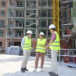 La alcaldesa de Valencia saluda al concejal de Urbanismo, Juan Giner, en el edificio en construcción