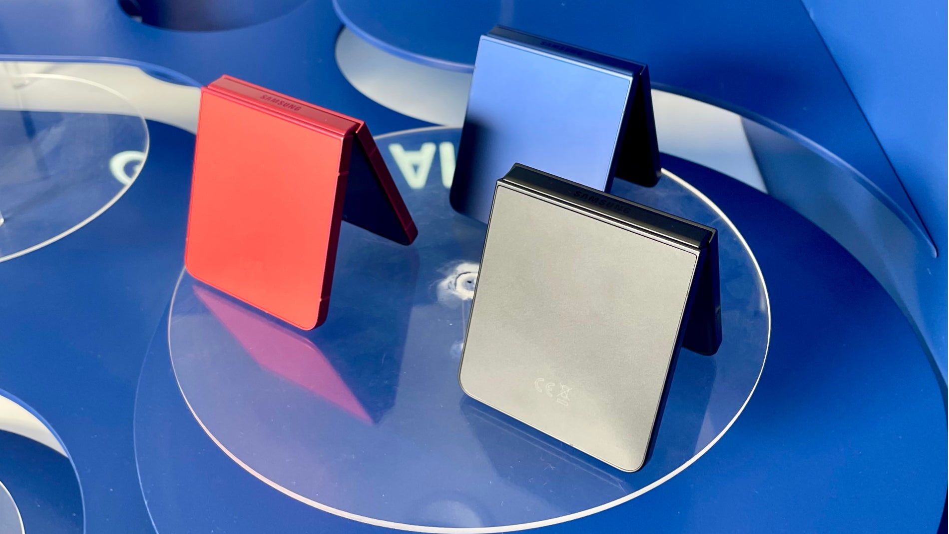 La parte posterior del Samsung Galaxy Z Flip7 en tres tonalidades distintas