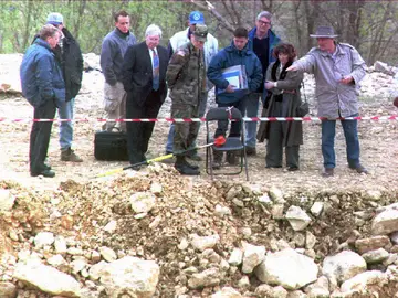 30th anniversary of the 1995 Srebrenica genocide BRNICE (Bosnia and Herzegovina), 09/07/2025.- (FILE) - Canadian judge Louise Arbour (2-R) of the International Criminal Tribunal for the former Yugoslavia (ICTY) is accompanied by officials and forensic experts a she inspects a site in northeastersn Bosnia believed to contain victims of the Srebrenica massacre in Brnice, Bosnia and Herzegovina, 20 April 1998 (reissued 09 July 2025). The UN General Assembly designated 11 July as the International Day of Reflection and Commemoration for the 199...