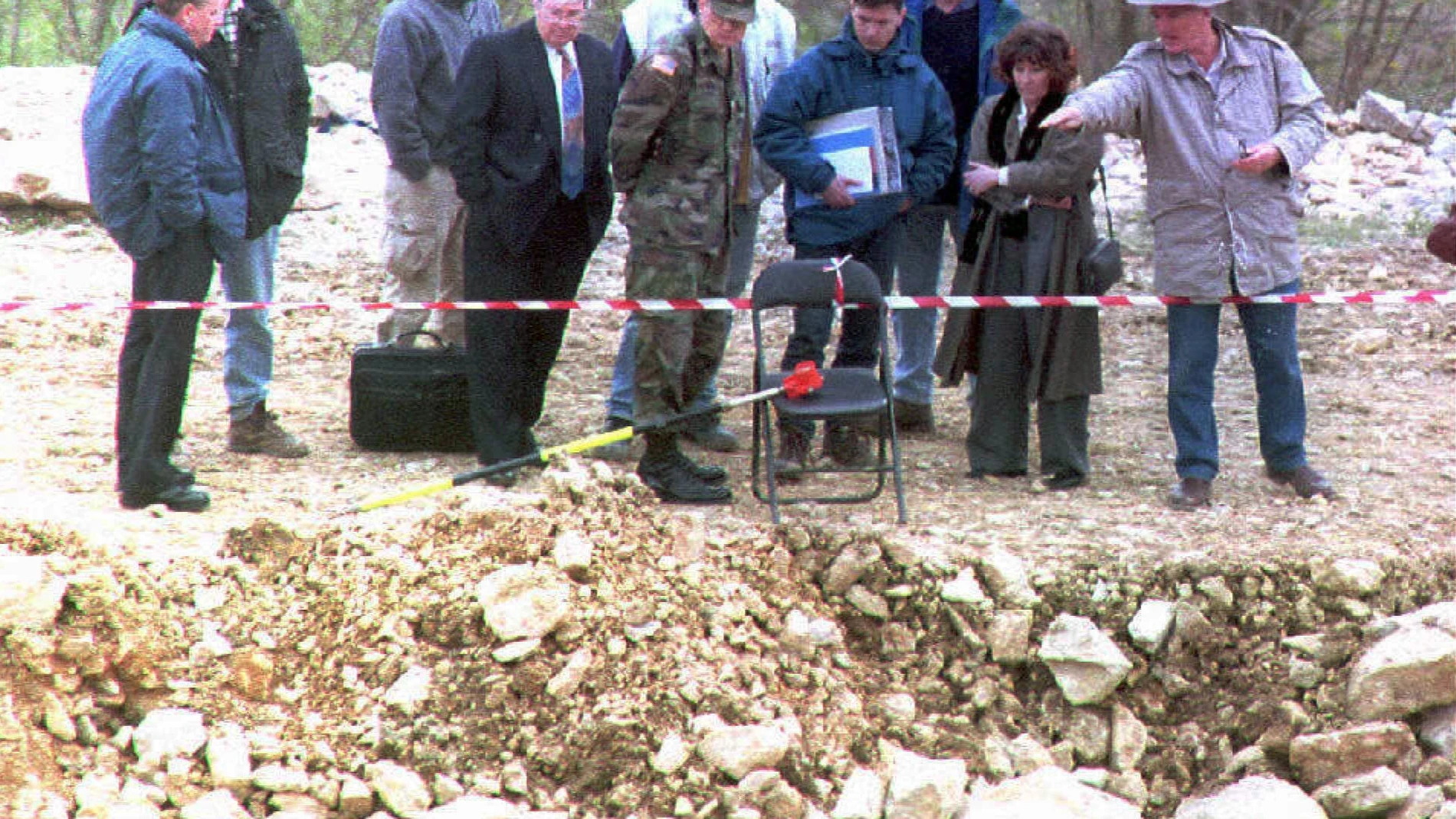 BRNICE (Bosnia and Herzegovina), 09/07/2025.- (FILE) - Canadian judge Louise Arbour (2-R) of the International Criminal Tribunal for the former Yugoslavia (ICTY) is accompanied by officials and forensic experts a she inspects a site in northeastersn Bosnia believed to contain victims of the Srebrenica massacre in Brnice, Bosnia and Herzegovina, 20 April 1998 (reissued 09 July 2025). The UN General Assembly designated 11 July as the International Day of Reflection and Commemoration for the 199...