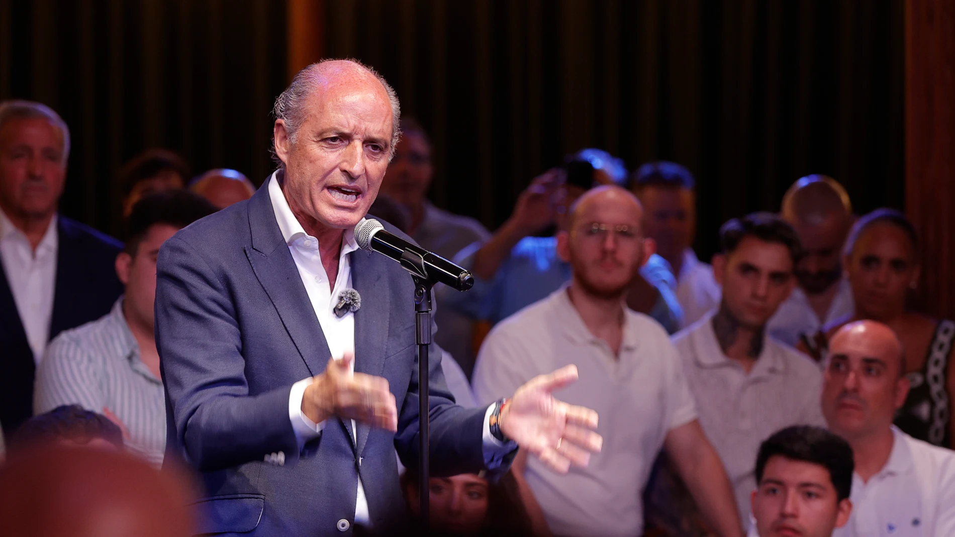El presidente Camps ha reunido a sus fieles para anunciar su candidatura "en el mismo lugar donde el PP celebraba sus mayorías absolutas"