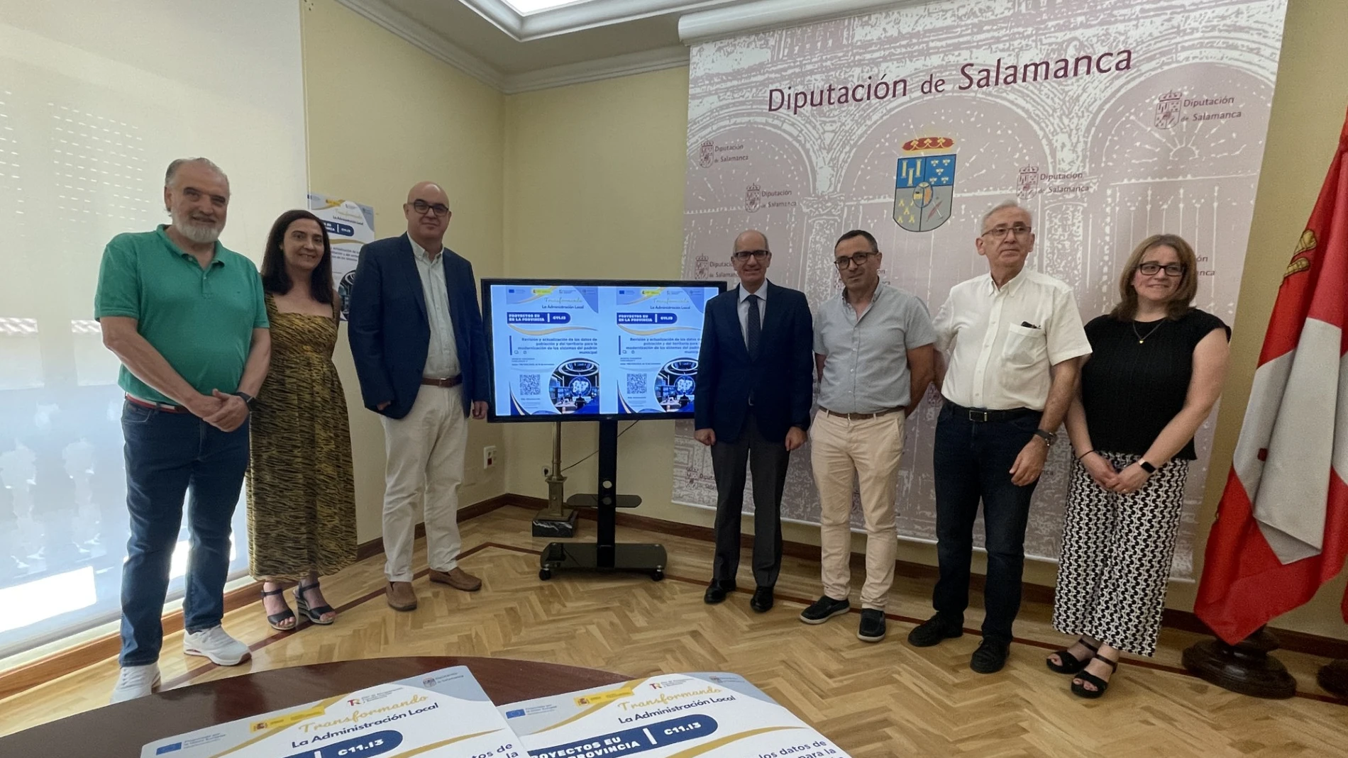 El presidente de la Diputación, Javier Iglesias, junto al diputado de presidencia, Carlos García, la presidenta del Colegio de Secretarios e Interventores de Salamanca, Mónica González, y el gerente de Tragsa en Salamanca, Roberto Ocón y el Jefe de Actuaciones y proyectos de Tragsatec, Ángel Díez y Esther Soler, de Tragsatec