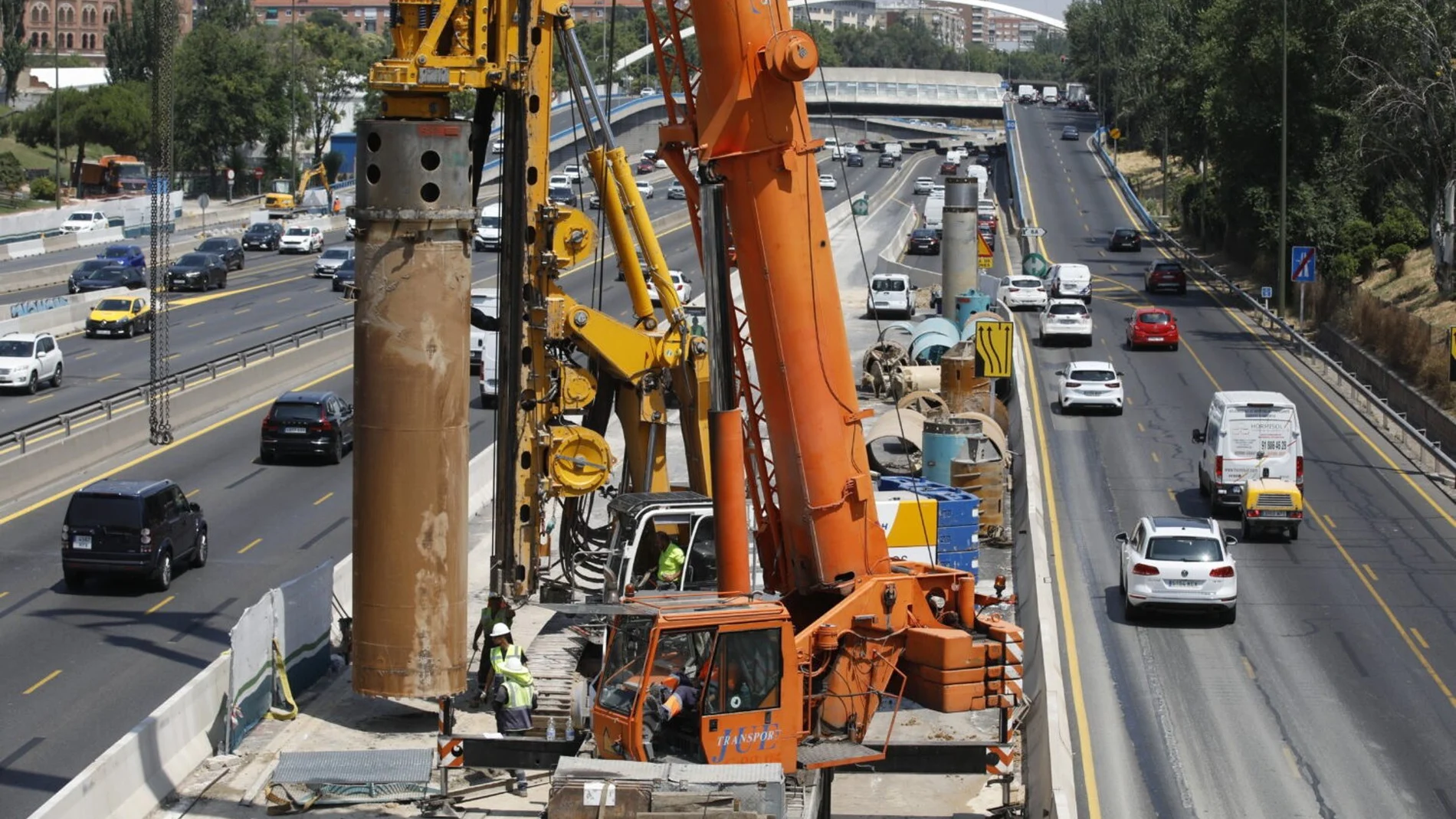 MADRID.-Una máquina de 25 metros de altura coloca 151 pilotes para el cubrimiento de la M-30 en Ventas