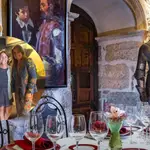 Los periodistas Iker Jiménez y Carmen Porter junto a Nuria, del restaurante La Parrilla de San Lorenzo