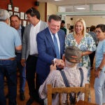 El consejero González Gago visita el centro de ocio de la localidad soriana de Cubo de la Solana