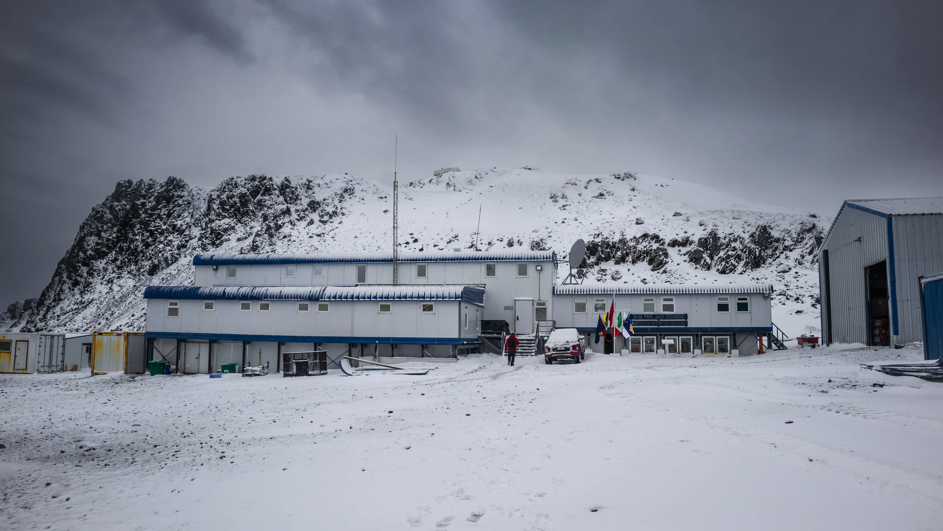 AME1556. ANTÁRTIDA (CHILE), 09/07/2025.- Fotografía sin fecha específica de toma cedida por el Instituto Nacional Antártico de Chile que muestra la Base Escudero en la Antártida. Por primera vez en sus tres décadas de historia, la Base Escudero, principal estación científica de Chile en la Antártida, mantiene este invierno sus instalaciones abiertas, una decisión con la que el país austral busca contribuir anualmente a la investigación y fortalecer su presencia en el continente blanco. EFE/In...